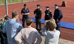 policjanci wyjaśniają uczniom pokonanie toru przeszkód