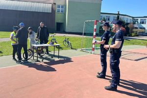 policjanci czuwają nad prawidłowością konkurencji