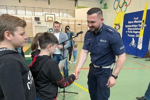 policjant gratuluje uczennicy