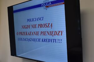 napis na slajdzie prezentacji &amp;quot;Policjanci nigdy nie proszą o przekazanie pieniędzy lub zaciągnięcie kredytu!!!&amp;quot;