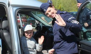 dziewczynka w radiowozie z policjantką