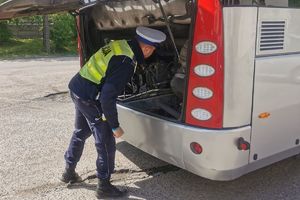 policjant ogląda silnik