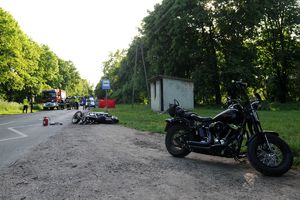 przewrócony motocykl, w tle policjanci