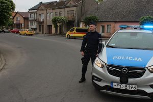 policjanci zabezpieczają przejazd woprowców