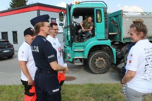 policjantka rozmawia z sędziami