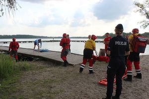 ratownicy podczas konkurencji obok policjantka