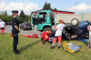 policjantka obok scenki wypadku