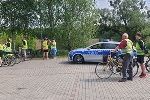 policjant w radiowozie przy cyklistach