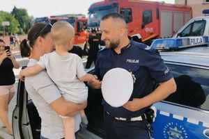 policjant z drogówki wita się z chłopcem