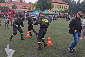 strażacy pokonują tor przeszkód w alkogoglach