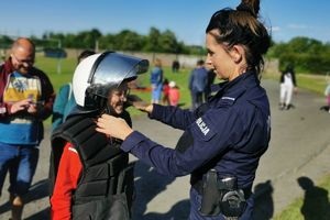 policjantka zakłada dziewczynce kask szturmowy