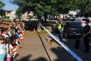 policjantka przekazuje dzieciom zasady bezpieczeństwa