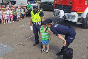 policjantka rozmawia z chłopcem