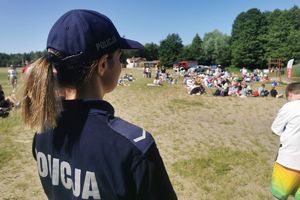 policjantka w tle dzieci na plaży