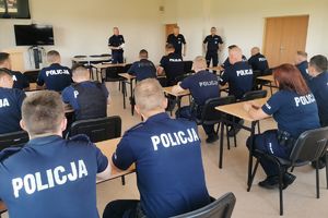 policjanci przed egzaminem