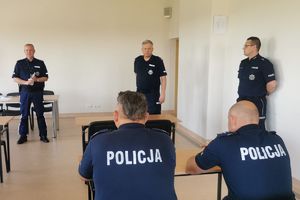 komendant rozmawia z policjantami