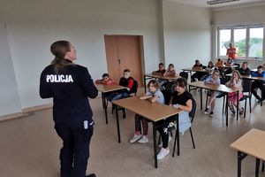 policjantka rozmawia z dziećmi