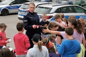 policjantka rozdaje dzieciom odblaski