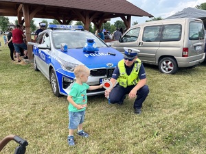 Policjant pokazuje dziecku tarczę