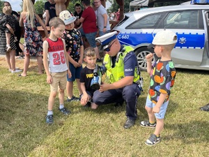 Policjant pokazuje dzieciom sprzęt.