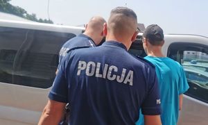 policjanci prowadzą zatrzymanego