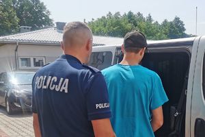 policjanci prowadzą zatrzymanego