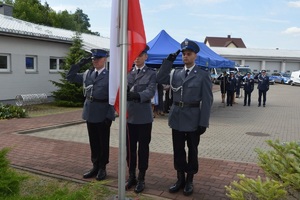 poczet flagowy zawiesza flagę Rzeczpospolitej Polskiej