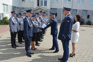 komendanci wręczają policjantom akty mianowania