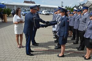 komendanci wręczają policjantom akty mianowania