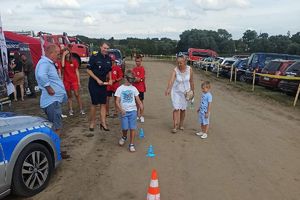 Chłopiec pokonuje slalom w alkogoglach