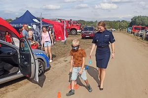 policjantka z chłopcem w alkogoglach na slalomie