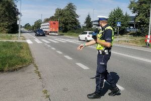 policjant zatrzymuje auto do kontroli