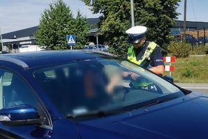 policjant rozmawia z kierowcą