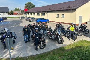 policjanci z motocyklistami