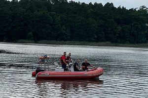 policjant, strażak i woprowcy w pontonie