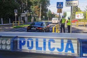 policjanci przy szkolnym przejściu dla pieszych