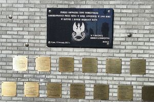 ściana pomnika Obywateli Ziemi Dobrzyńskiej