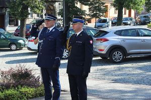 komendanci oddają honory ofiarom zbrodni II Wojny Światowej