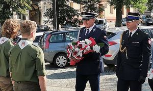 komendant Policji i komendant Straży Pożarnej przekazują kwiaty harcerzom