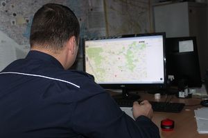 policjant ogląda Krajową Mapę Zagrożeń Bezpieczeństwa