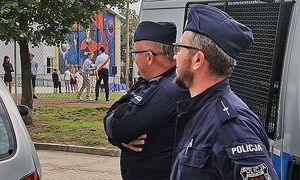 policjanci przy szkole