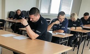 policjanci rozwiązują test