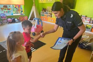 policjantka odbiera od dzieci dyplom