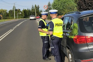 policjanci kontrolują kierowcę