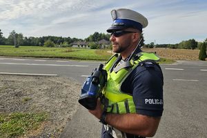 policjant z miernikiem prędkości