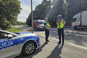 policjanci mierzą prędkość