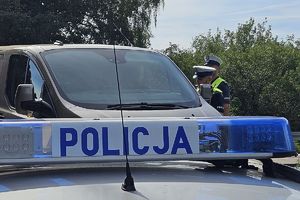 policjanci rozmawiają z kierowcą