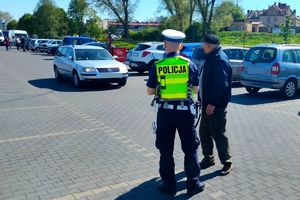 policjant rozmawia z mężczyzną