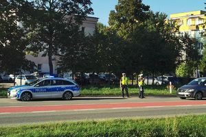 policjanci ruchu drogowego mierzą prędkość przy szkole