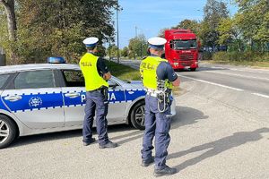 policjanci ruchu drogowego przy szosie